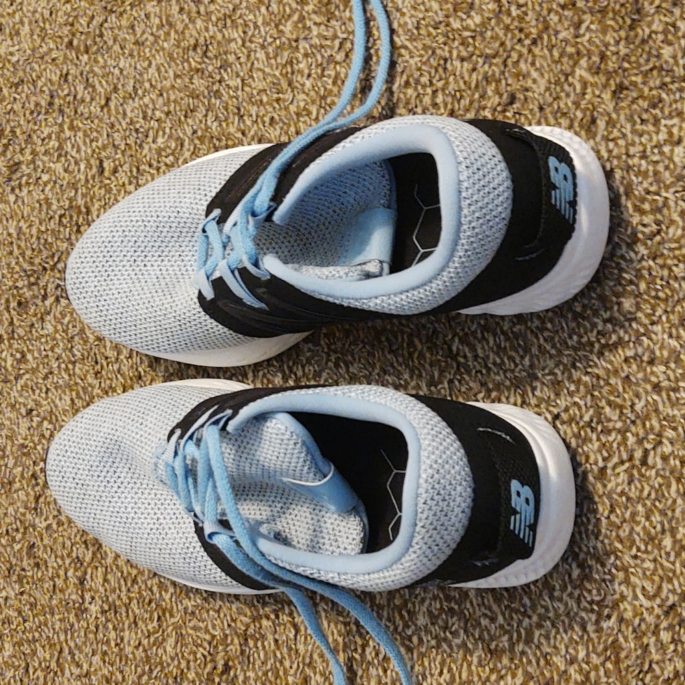 Women's tennis shoes